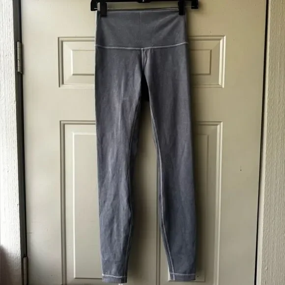 Lululemon Wunder Under High-Rise Tight *Snow Washed 28"
Washed Luna Size 4 - Picture 13 of 14